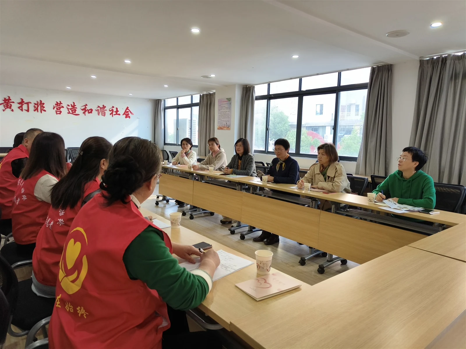 爱在始终志愿者参加服务交流学习